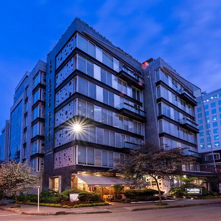 Hotel 100 Luxury Suites By Preferred Bogota Buitenkant foto The hotel at night