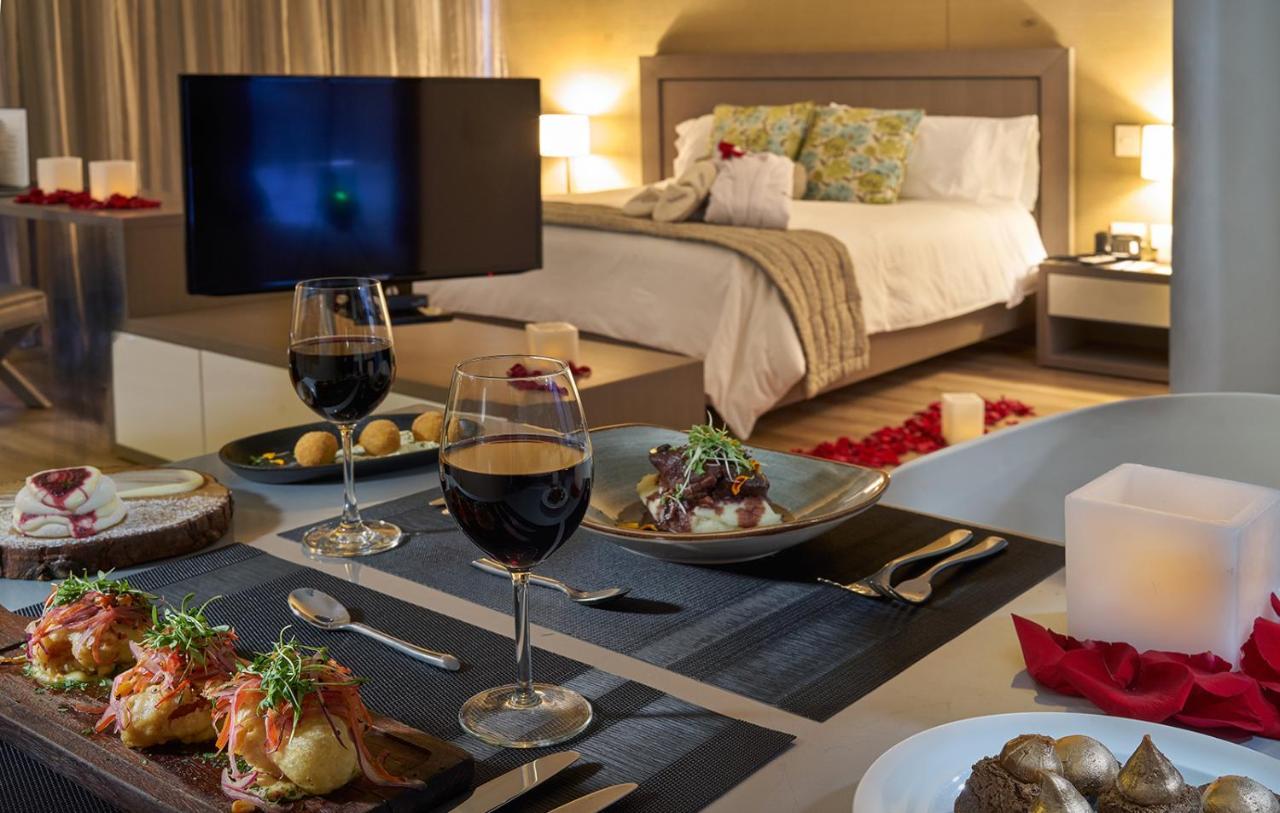 Hotel 100 Luxury Suites By Preferred Bogota Buitenkant foto A room at the hotel