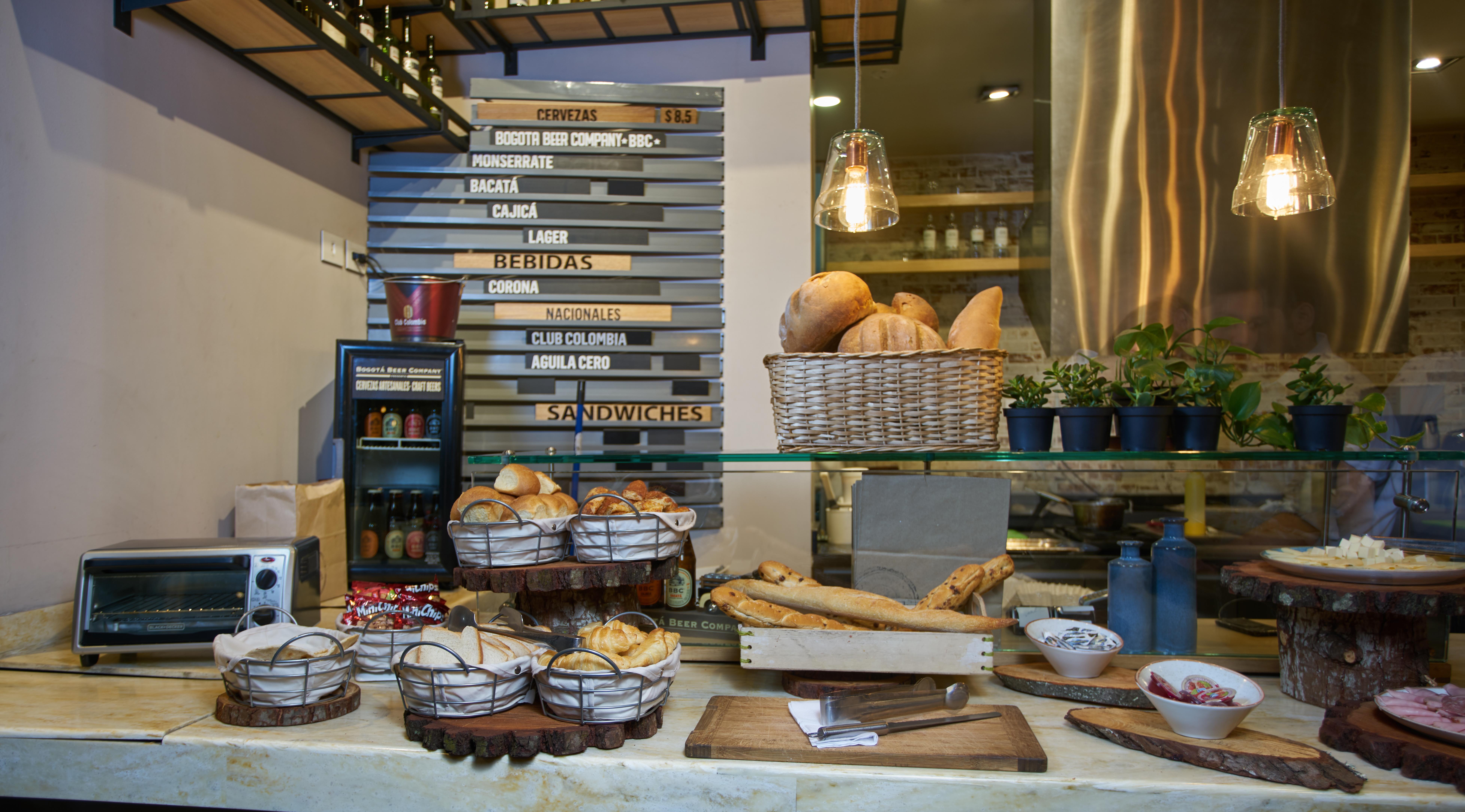 Hotel 100 Luxury Suites By Preferred Bogota Buitenkant foto A typical display at a Spanish bakery