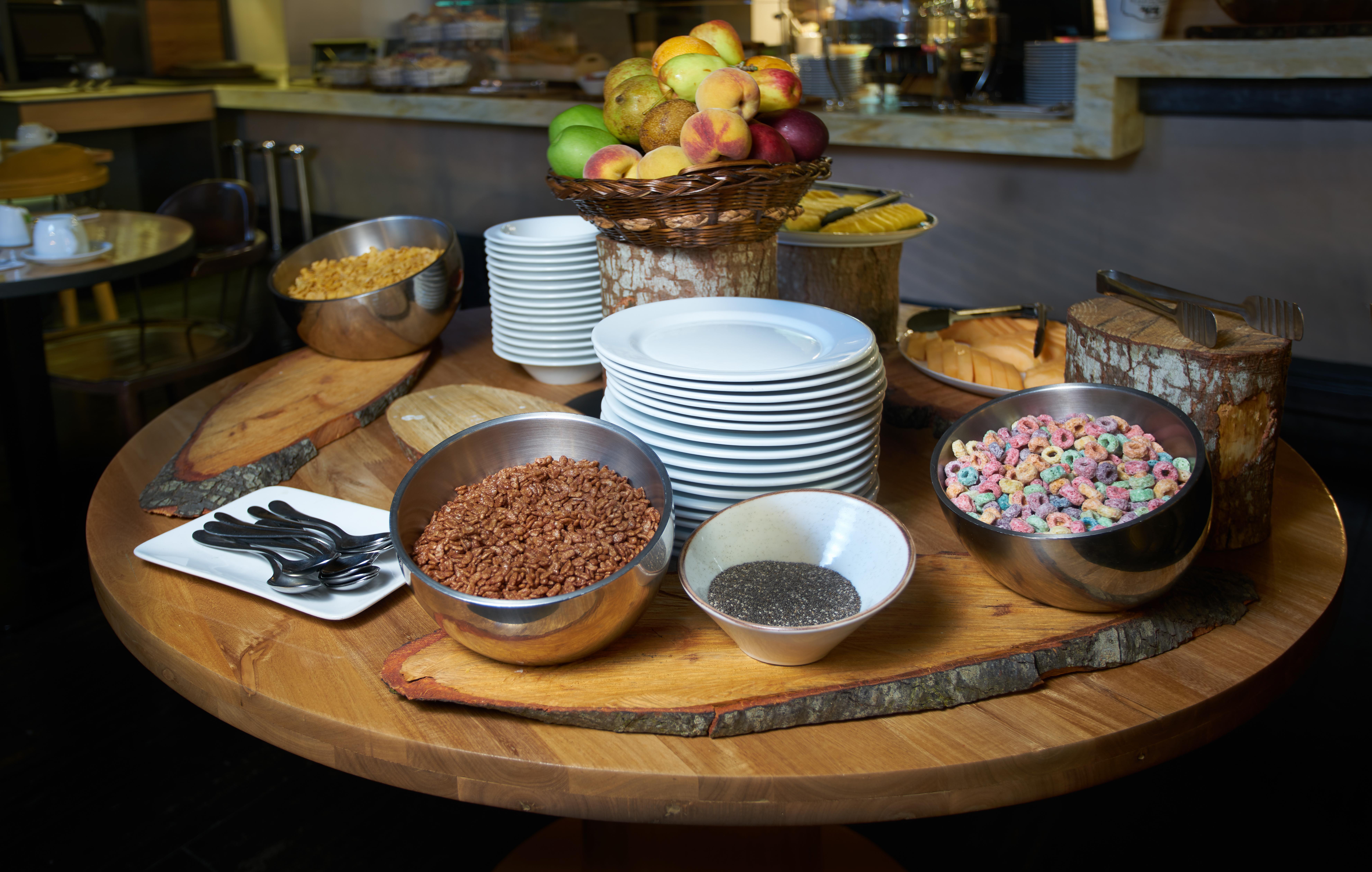 Hotel 100 Luxury Suites By Preferred Bogota Buitenkant foto A breakfast buffet at a hotel
