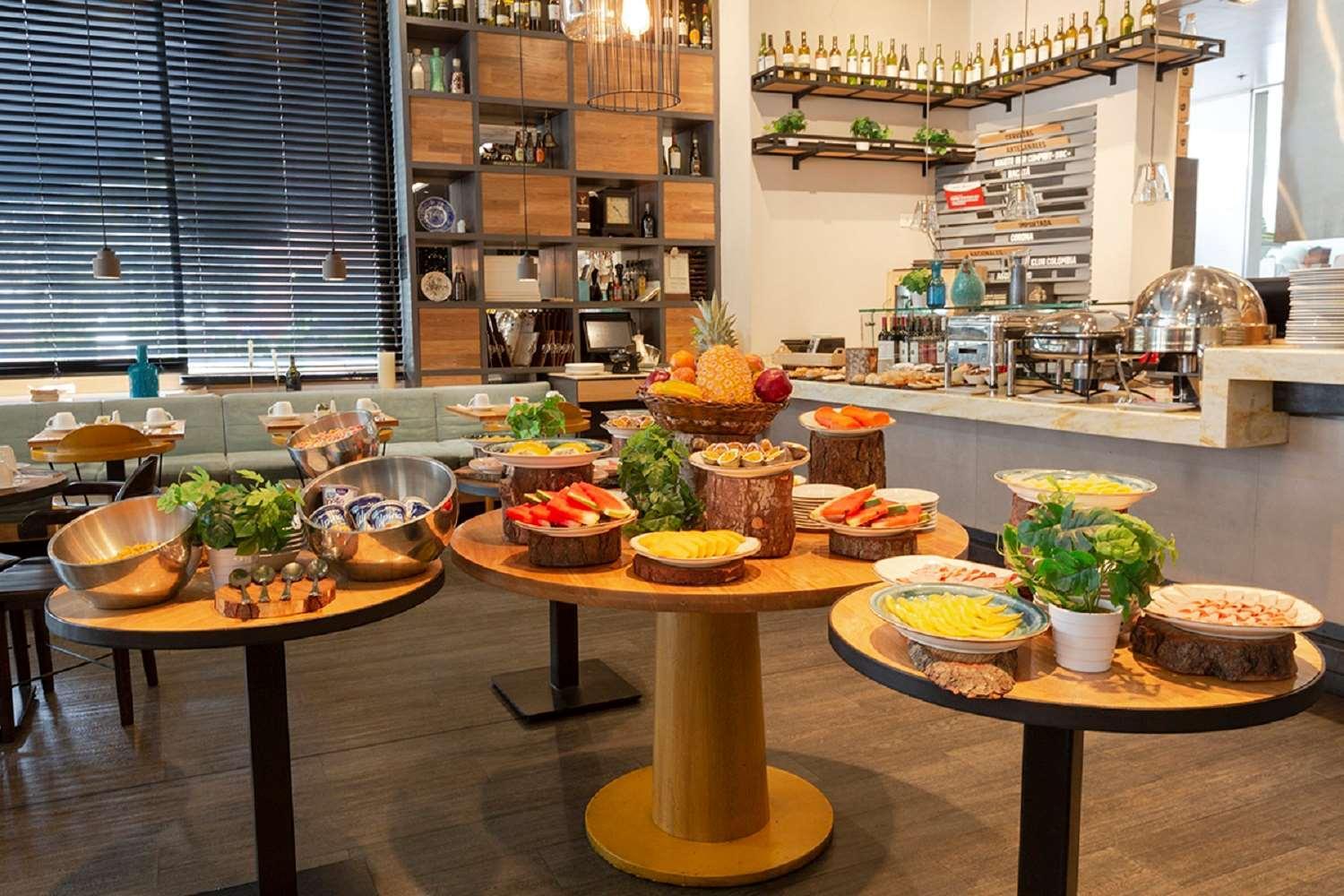 Hotel 100 Luxury Suites By Preferred Bogota Buitenkant foto A buffet at a restaurant