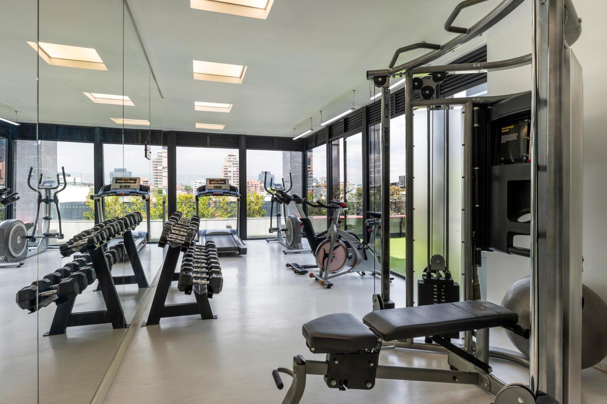 Hotel 100 Luxury Suites By Preferred Bogota Buitenkant foto The gym at the 100 East 53rd Street building