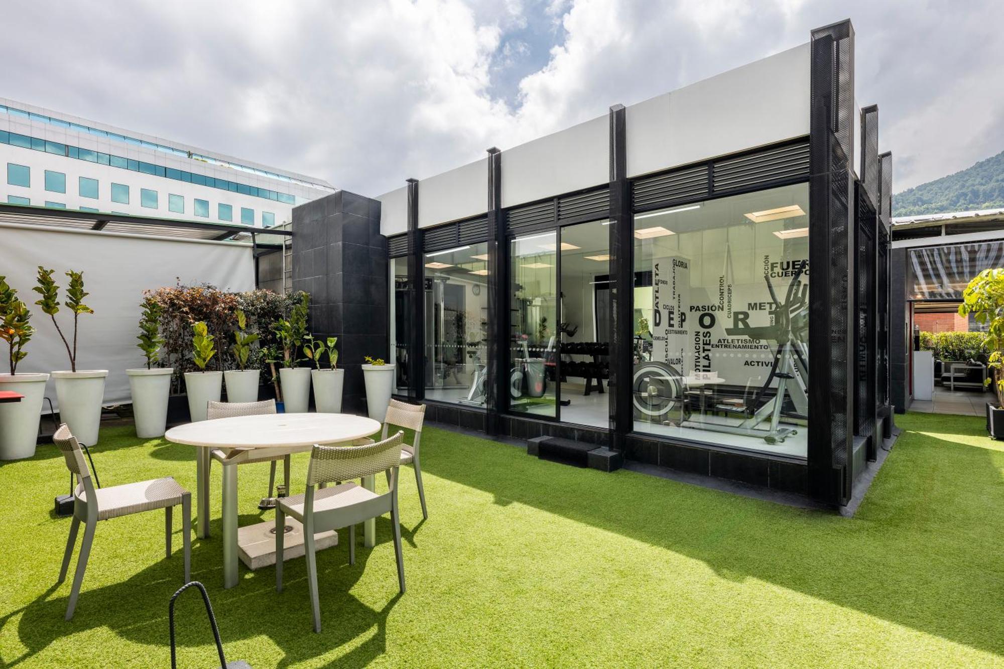 Hotel 100 Luxury Suites By Preferred Bogota Buitenkant foto The gym at the top of the building