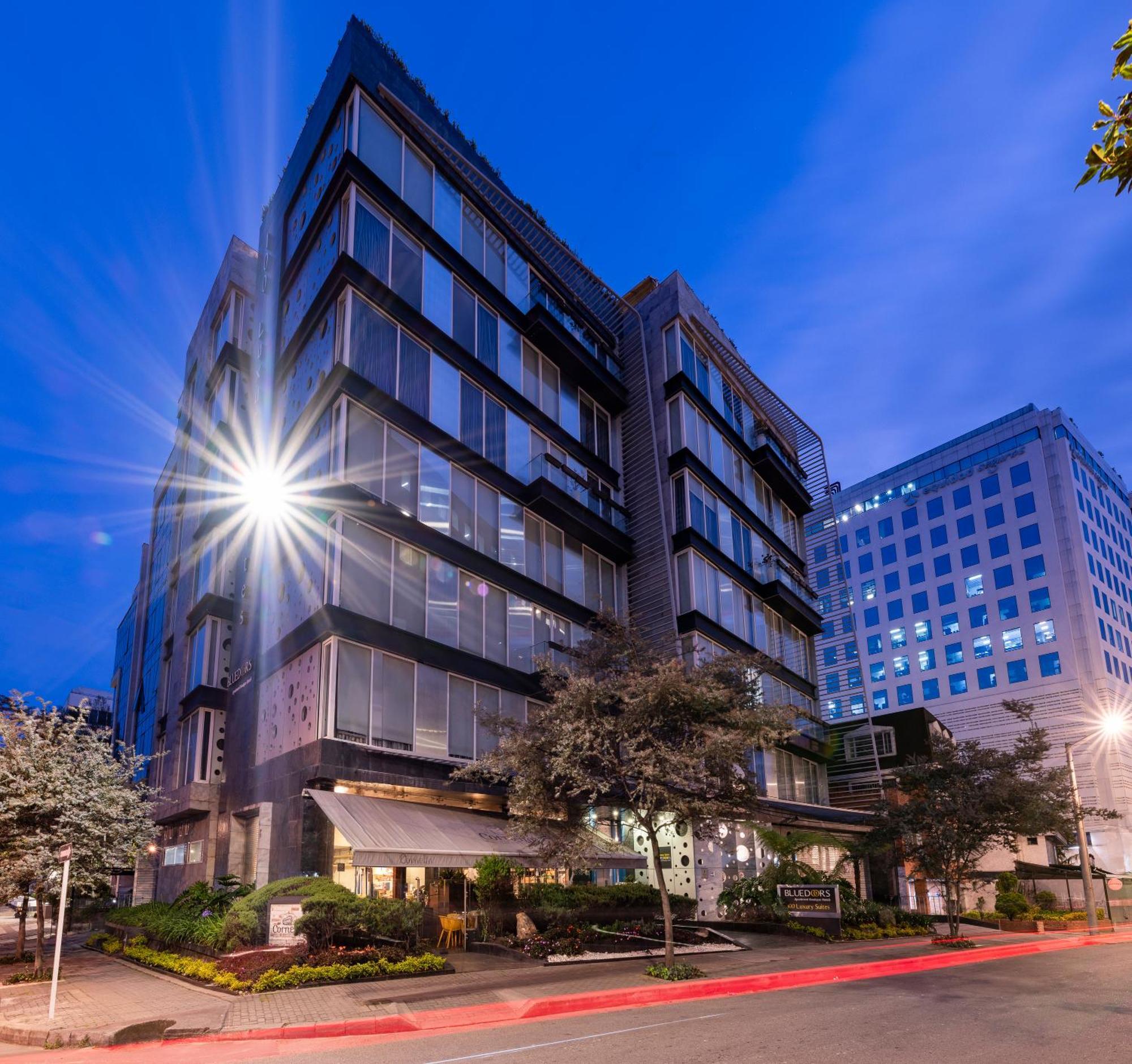 Hotel 100 Luxury Suites By Preferred Bogota Buitenkant foto The building at night