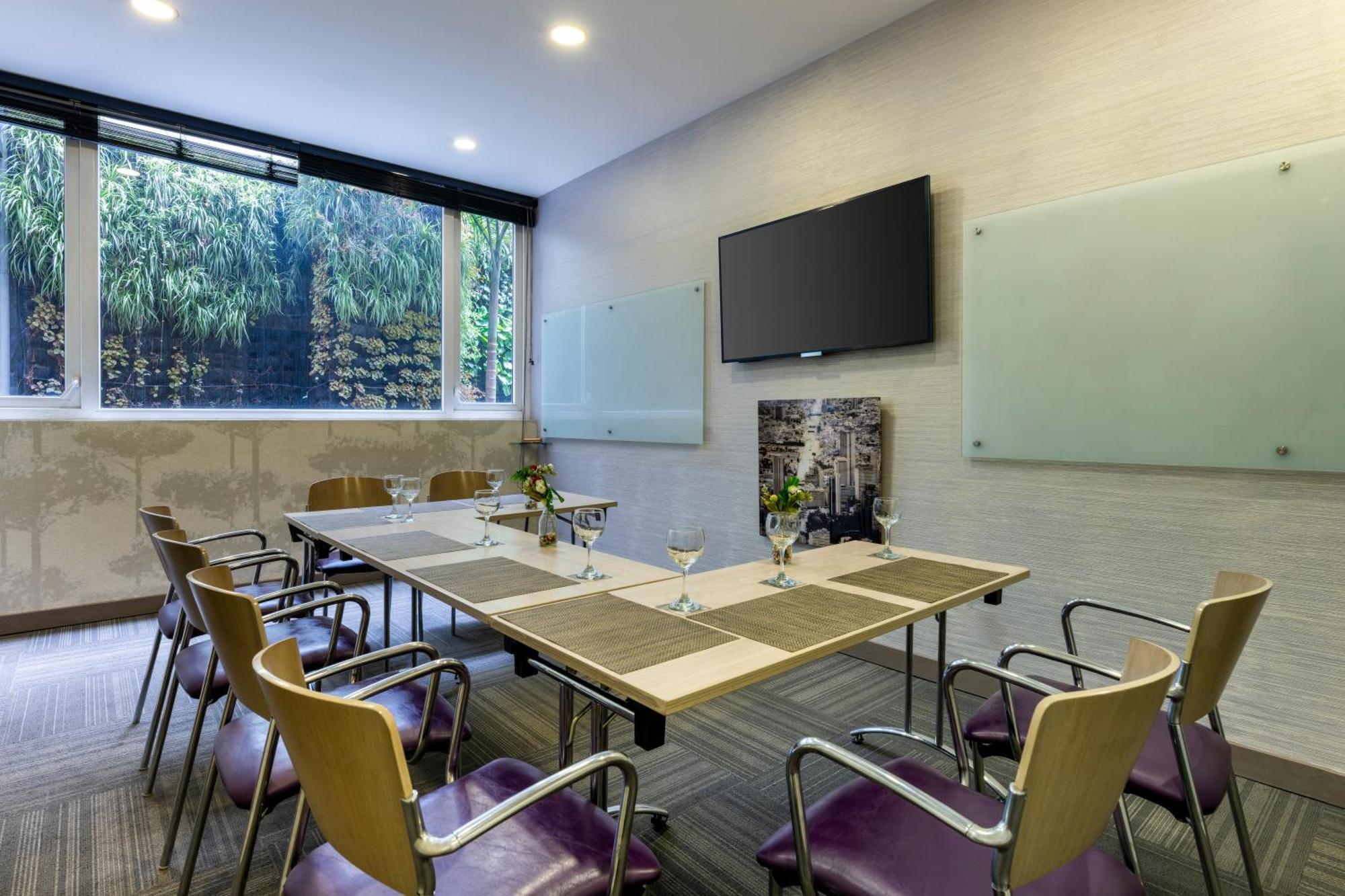 Hotel 100 Luxury Suites By Preferred Bogota Buitenkant foto Meeting room