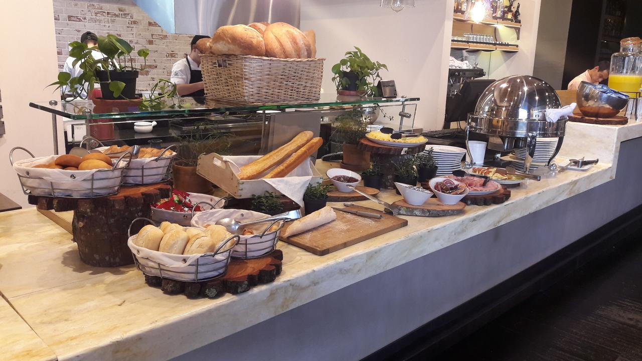 Hotel 100 Luxury Suites By Preferred Bogota Buitenkant foto A buffet at a hotel