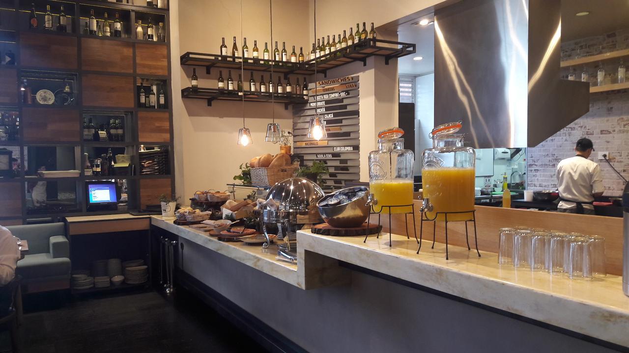 Hotel 100 Luxury Suites By Preferred Bogota Buitenkant foto The bar at the restaurant