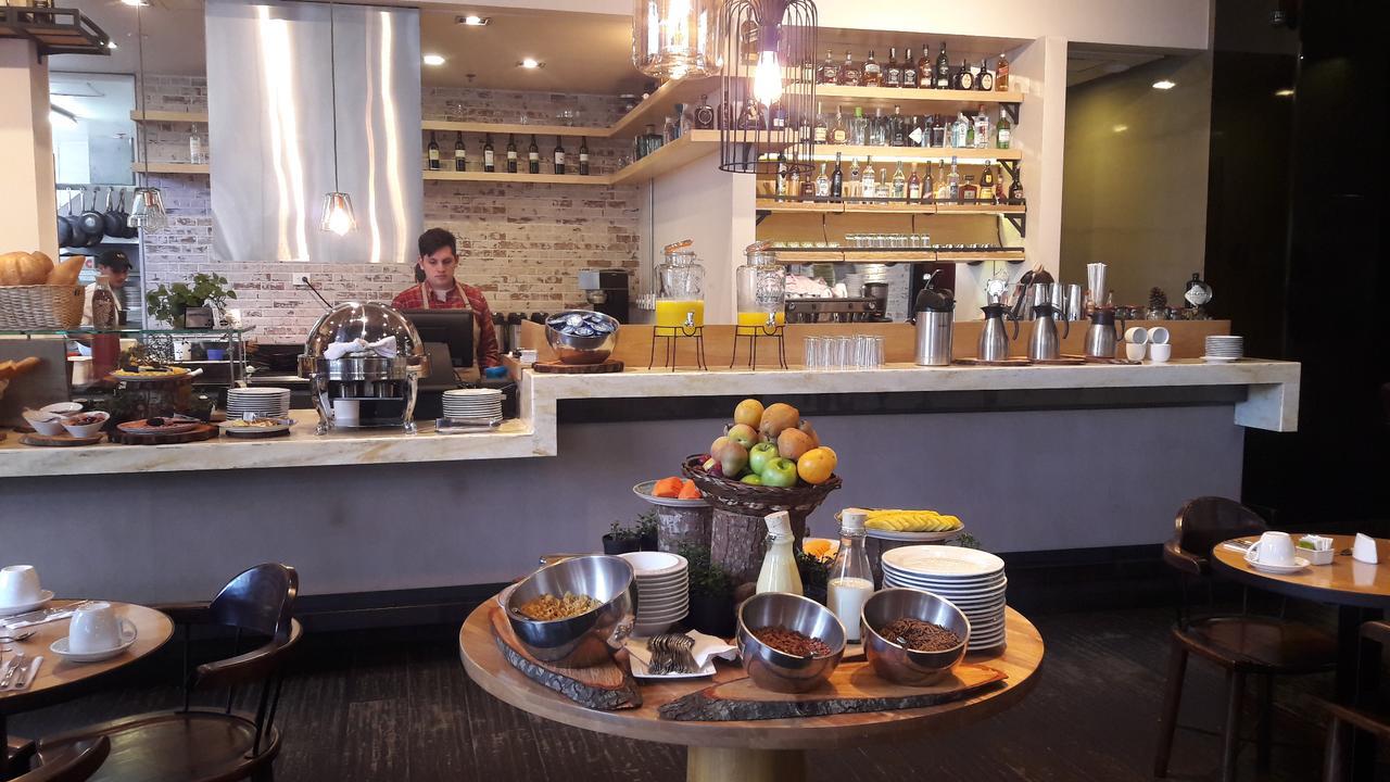 Hotel 100 Luxury Suites By Preferred Bogota Buitenkant foto The bar at the restaurant