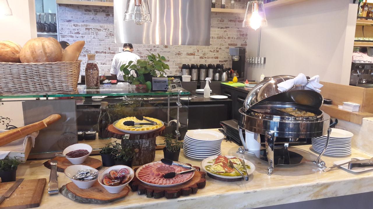 Hotel 100 Luxury Suites By Preferred Bogota Buitenkant foto A buffet at a restaurant